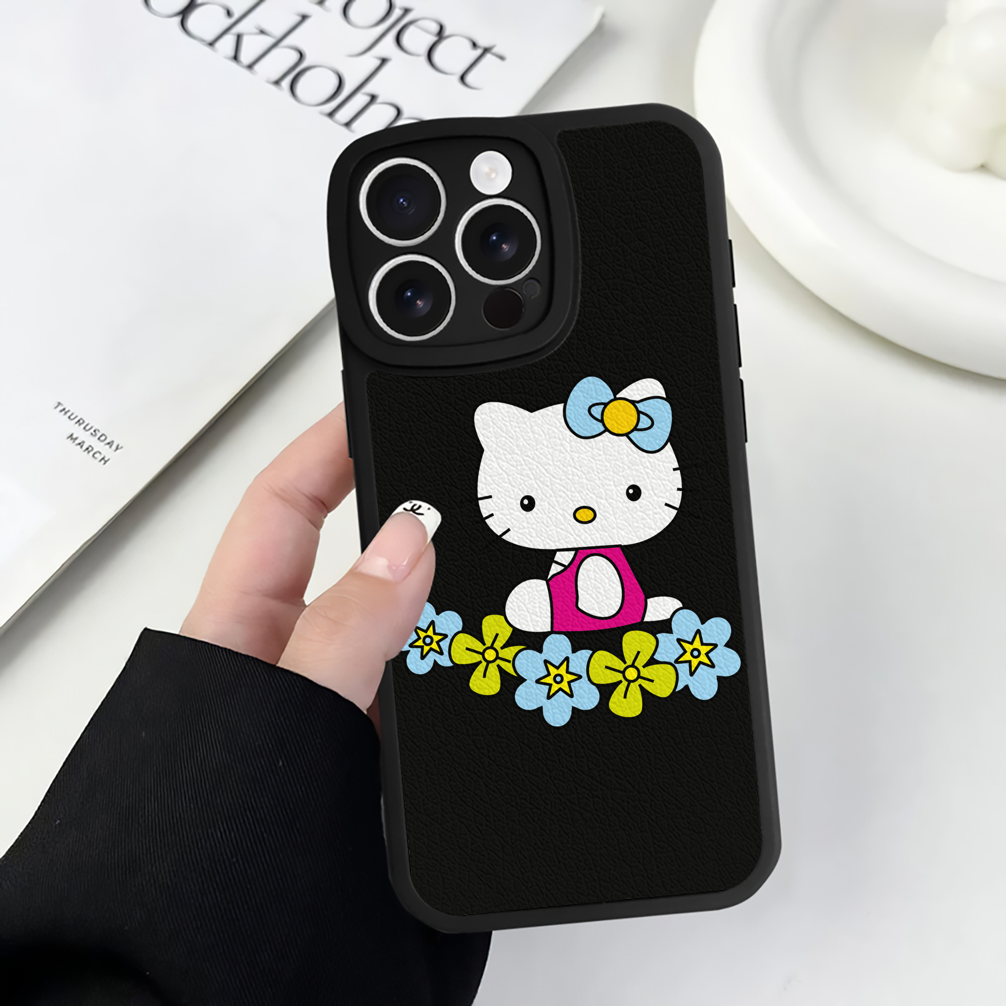 （画像用） Hello Kitty ハローキティ 【iPhone 16シリーズ対応】シリコンスマホケース（レザー調） 材質：シリコン